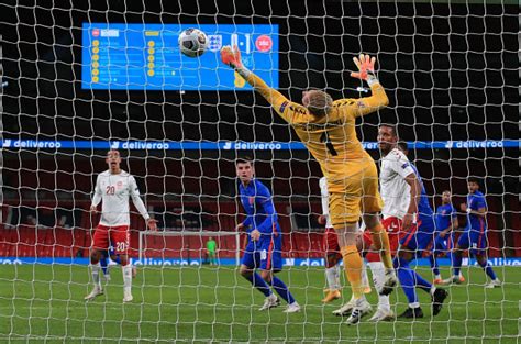 Últimos cruces directos entre ambos (4) últimos partidos disputados individualmente (20). Inglaterra pierde el liderazgo de su llave ante Dinamarca por Liga de Naciones