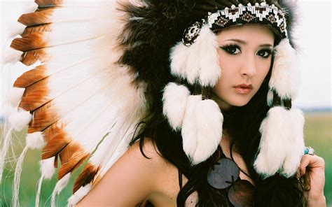 2560x1440 Indian Brunette Native Americans Headdress Wallpaper Coolwallpapers Me