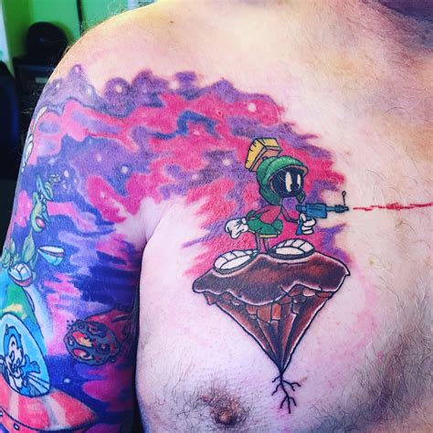 He was introduced in 1948's haredevil hare as an antagonist to bugs bunny and is known for his signature uniform, which takes inspiration from the hoplite style of armor worn by ancient greek soldiers. Marvin The Martian Tattoo