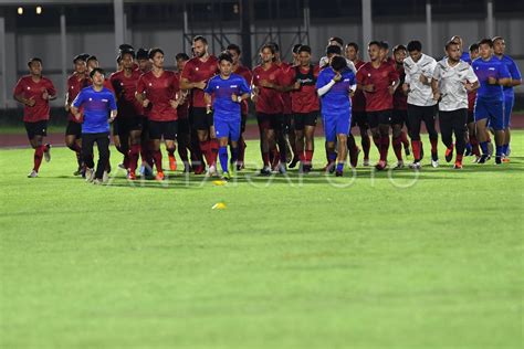 SHIN TAE YONG PIMPIN LATIHAN TIMNAS ANTARA Foto