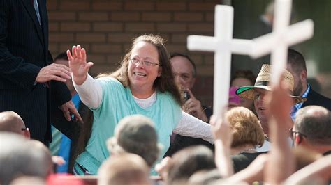 Kentucky Homophobe Kim Davis Who Denied Gay Couples Marriage Licenses Must Pay Over 360 000