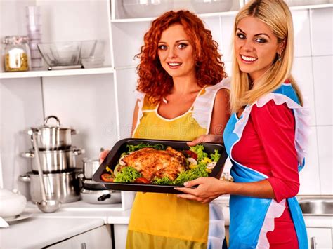 Dwie kobiety w kuchni zdjęcie stock Obraz złożonej z