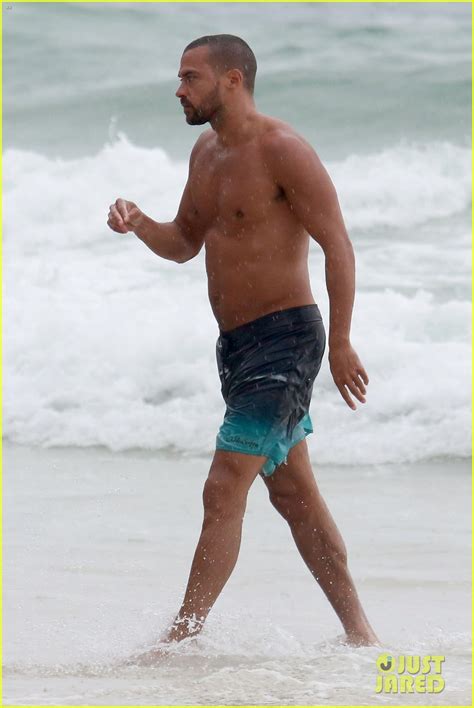 Photo Shirtless Jesse Williams Shows Off His Abs On The Beach 08