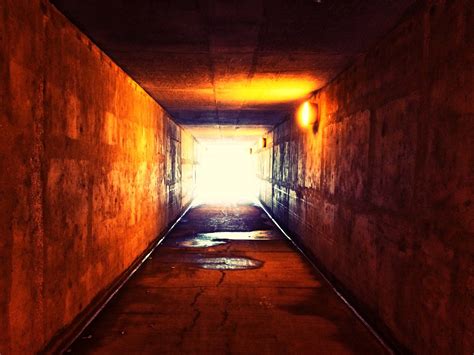 무료 이미지 목재 도로 밤 햇빛 골목 도시의 벽 터널 지하철 저녁 입구 색깔 어둠 하부 구조 대칭 복도 2841x2130 878685
