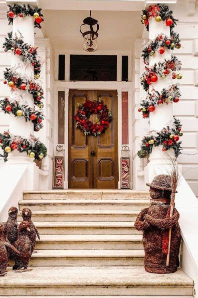 35 Stunning Christmas Front Doors Decoration Ideas New 2021 Page 29