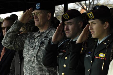 Us Army Maj Gen Eric Schoomaker Left Commander Of Walter Reed