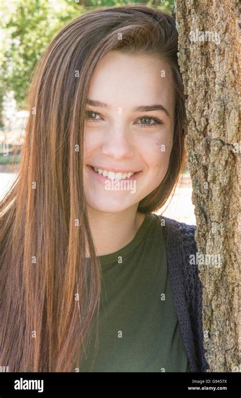 Junge Teenager Mädchen 15 Jahre Testimonial Porträt Mit Baum Glücklich