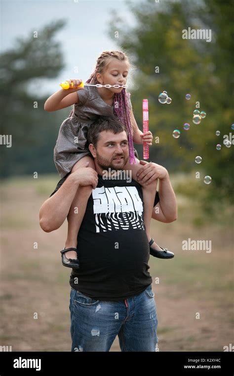 Gerne Vater Mit Tochter Bläst Seifenblasen Auf Spaziergang Im Park