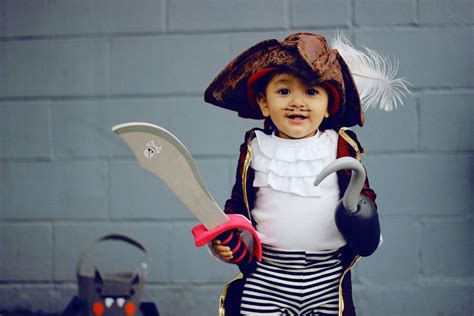 Find halloween costumes for little boys, teen boys and everyone in between. KID COSTUMES : CAPTAIN HOOK + CAPTAIN JAKE | Kids costumes ...