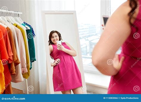 femme plus de taille prenant au selfie de miroir à la maison photo stock image du concept