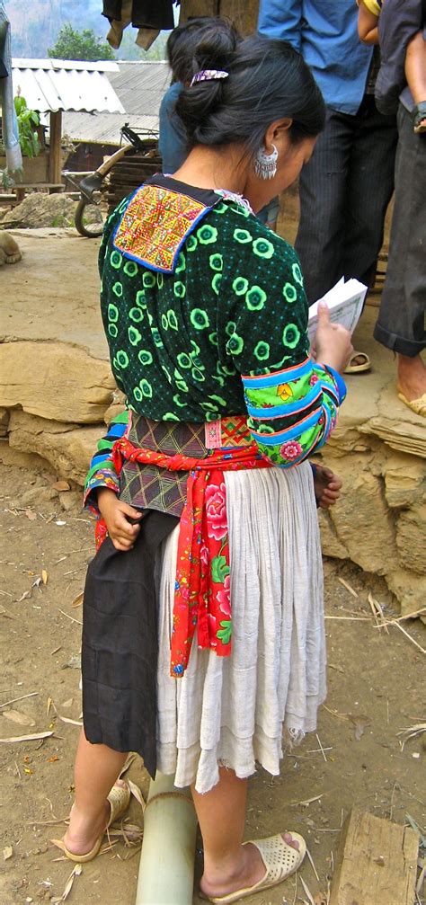 Hmong people, Diem Bien Phu province, Vietnam | Hmong people, Traditional dresses, People dress