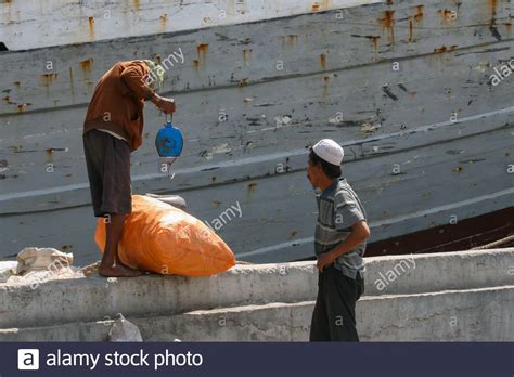 Men Loading Sacks Hi Res Stock Photography And Images Alamy