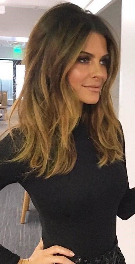 With this cut, you can enjoy the ease and add some vavavoom vibes to your haircut with highlights and a middle part. Middle part medium length hairstyles