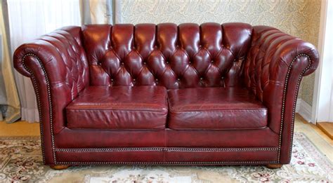 Burgundy Leather Chesterfield Sofa At 1stdibs Burgundy Chesterfield