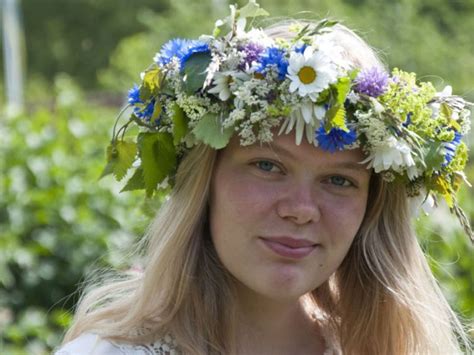 It is the traditional headgear of a sommar i p1 host during the presentation show in early june. Midsommarkrans steg för steg | Allers