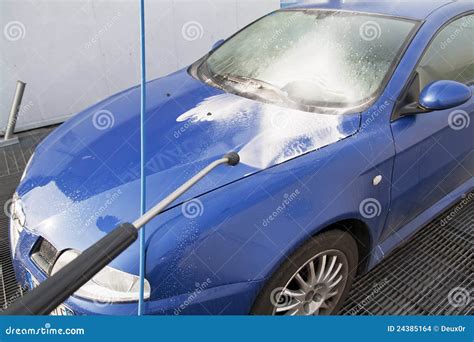 Het Schoonmaken Van Een Auto Met Water En Zeep In Carwash Stock Foto