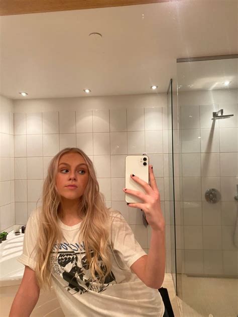 Ig Selmakarlsd Mirror Selfie Poses Mirror Selfie Girl Mirror Selfie