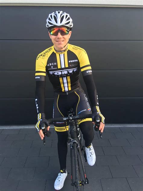 May 6, 2018 #8 im not afraid of hyping people to the moon when they deserve it, even if they are super young. Voetbaltalent Remco Evenepoel maakt wielerdebuut bij Forte ...