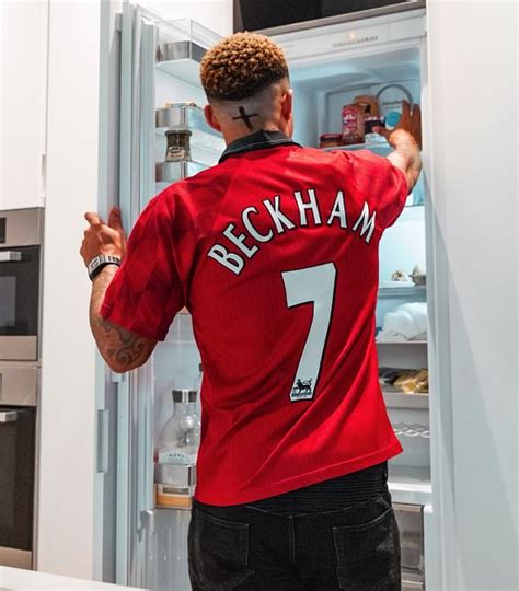 Manchester United Flop Memphis Depay Wears The Famous No 7 Shirt Again