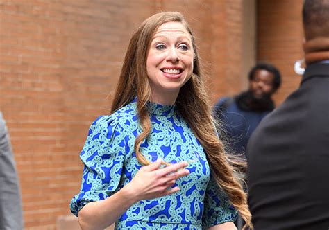 Chelsea Clinton Wore Two Mismatched Heels And Oprah Noticed