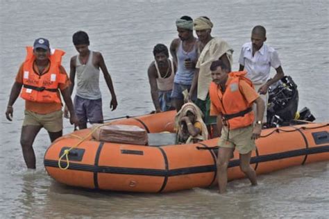 Kosi Floods Villagers Move Out In Search Of Shelter Picture Gallery