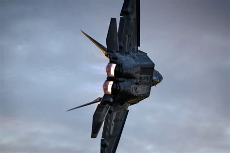 F 22 Raptor Flies In Battle Creek Air Show