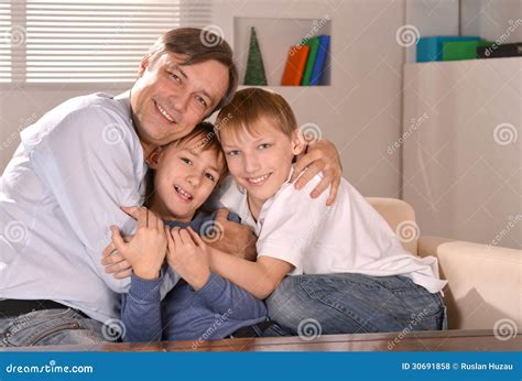 Padre Feliz Que Abraza A Sus Hijos Foto De Archivo Imagen De Relaje
