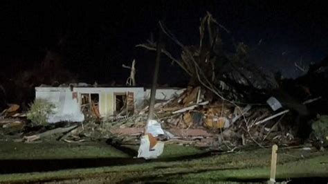 Us Powerful Tornado Kills Dozens Of People And Causes Widespread