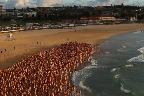 Hàng nghìn người chụp ảnh khỏa thân tập thể trên bãi biển Australia