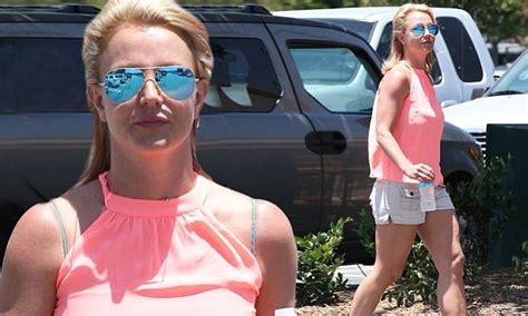 Britney Spears Shows Off Toned Pins As She Shops For Flowers Daily Mail Online
