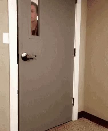 Opening Door Meme Door Open Gifs Puerta Tenor Abrir Alguien Hay Diaz