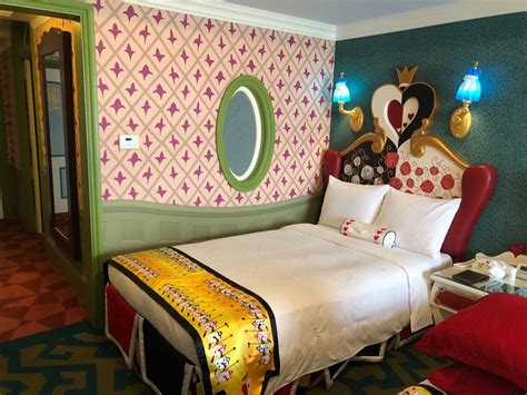 Pin By Yvan Vasovic On 4 The House In 2020 Disneyland Hotel Alice In Wonderland Room Alice