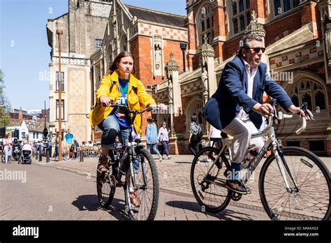 Cambridge Uk April 2018 People Cycling Next To Old Divinity School