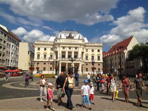 Slovakya, avrupa kıtasında yer almakta olup orta avrupa'nın en küçük devletlerinden birisi ve aynı euro para birimini kullanan ve bir avrupa birliği ülkesi olan slovakya'da, slovakçada resmi dil olarak. Bratislava: Görmeden Önce Ölebileceğiniz 100 Şehirden ...