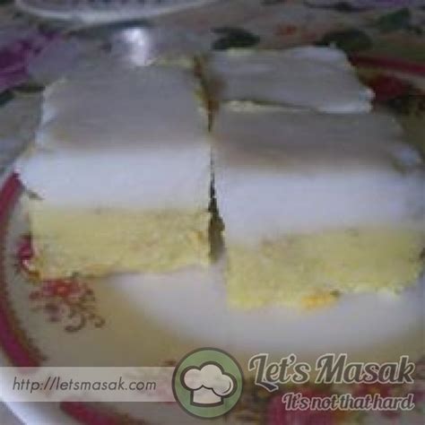Ada yg mempunyai lapisan bawah berwarna hijau dan lapisan atasnya putih. Talam Pisang Pandan : Talam Pisang Malay Kueh Supply ...