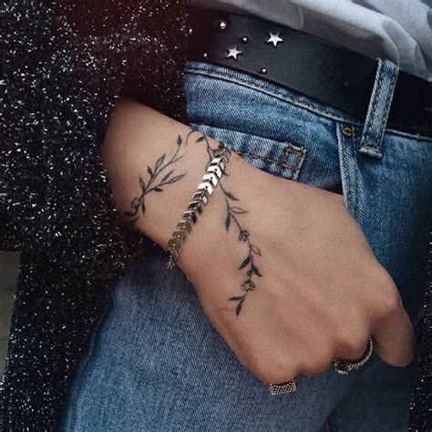 16 Idées De Jolis Tatouage Au Poignet Pour Une Femme En 2024