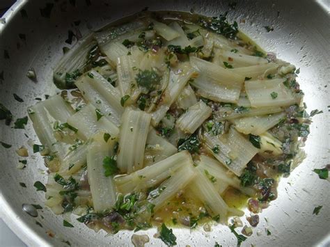 Côtes de blettes aux olives câpres et anchois