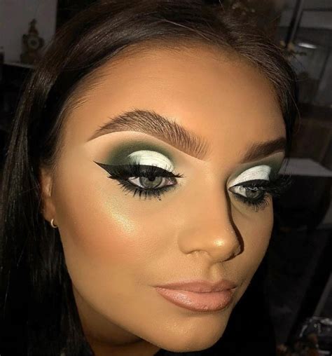 bold makeup look heavy glam makeup green white black eyeshadow highlight and contour