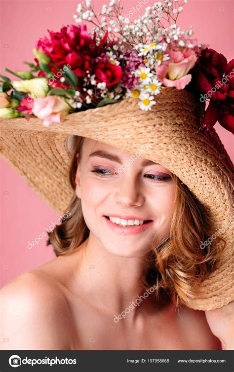 retrato hermosa chica desnuda sonriente con sombrero mimbre con flores fotografía de stock