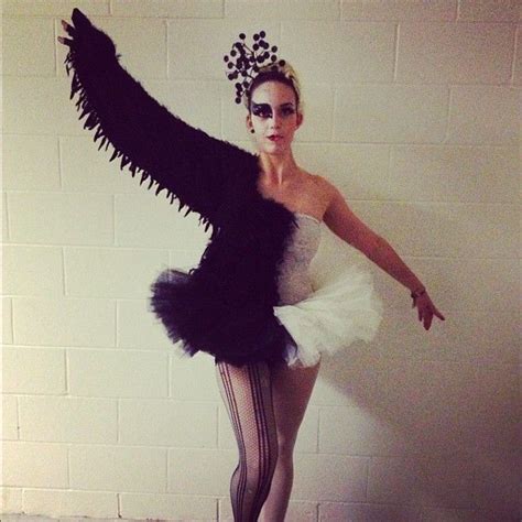There were so many of these but i was determined to have it down to a t. "I was perfect."- Black Swan My handmade noir 1/2 black 1/2 white swan Halloween costum… | Swan ...