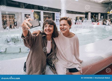 Dos Chicas Toman Un Selfie En El Centro Comercial Una Fuente En El