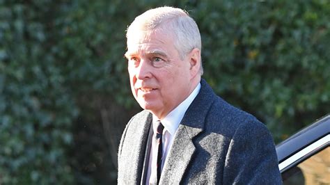 El príncipe Andrés de Inglaterra, minimizado en el centenario de su padre