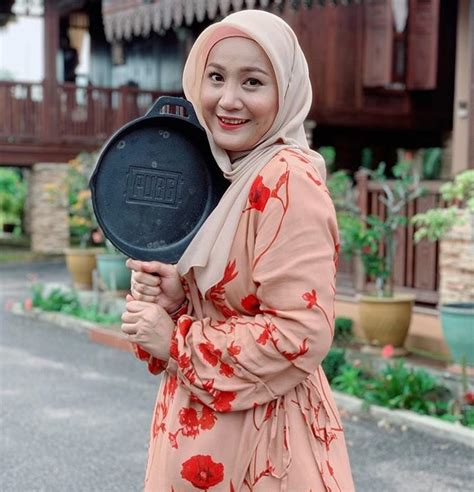 Menerusi ruangan kapsyen, yana melahirkan penghargaan kepada suami atas 'hadiah besar' yang diterima. Yana Samsudin Buat Duit Main 'Game Online'