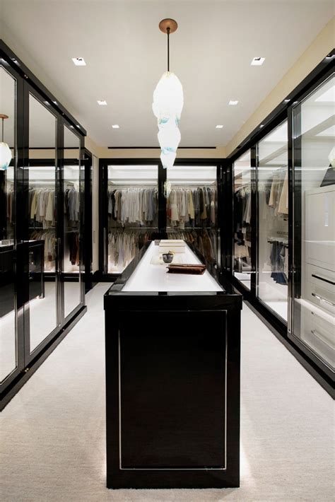 Black And White Walk In Closet Design For Modern Master Bedrooms Black