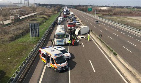 Giornale di informazione su piacenza e provincia. Scontro tra camion in autostrada A1, traffico bloccato e ...