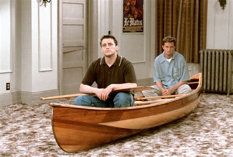 Chandler and joey miss each other and watch baywatch in their apartments while talking on the phone together. Friends: 7 curiosidades sobre el apartamento de Joey y ...