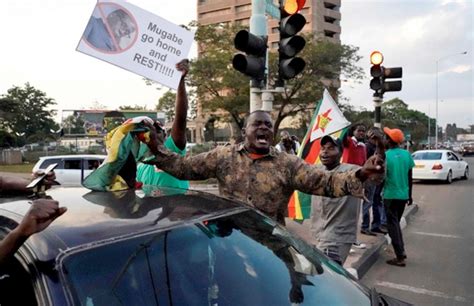 احتفالات في شوارع زيمبابوي بعد إعلان استقالة موجابي بوابة الأهرام
