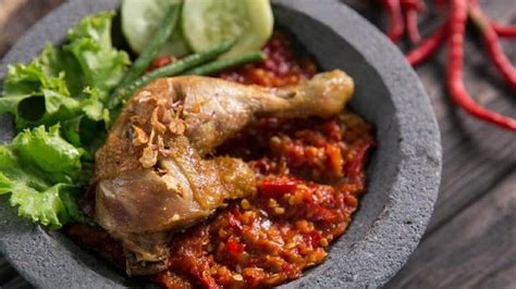 Jika kamu memesan ayam goreng di restoran atau warung pinggir jalan, hampir pasti selalu tersedia sambal sebagai pasangannya. Resep: Ayam Goreng Sambal Uo', Pedas dan Menggugah Selera ...
