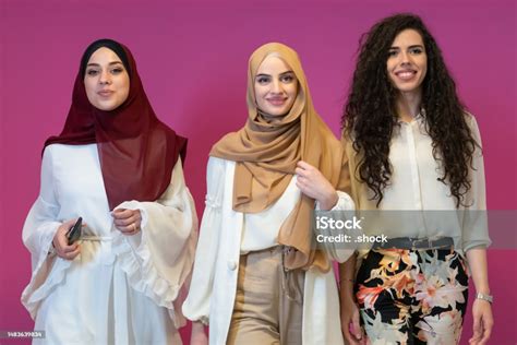 Retrato Grupal De Hermosas Mujeres Musulmanas Dos De Ellas Con Vestido De Moda Con Hijab Aislado