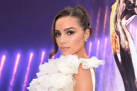 Olivia Culpo Goes For An Angelic Look In Shimmery Heels At The Emmy Awards